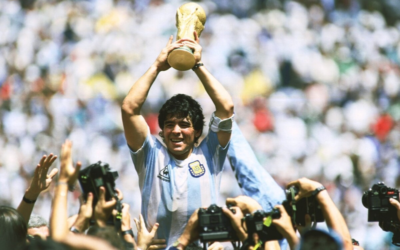 Diego Maradona tạo nên những bàn thắng đẹp nhất mọi thời đại