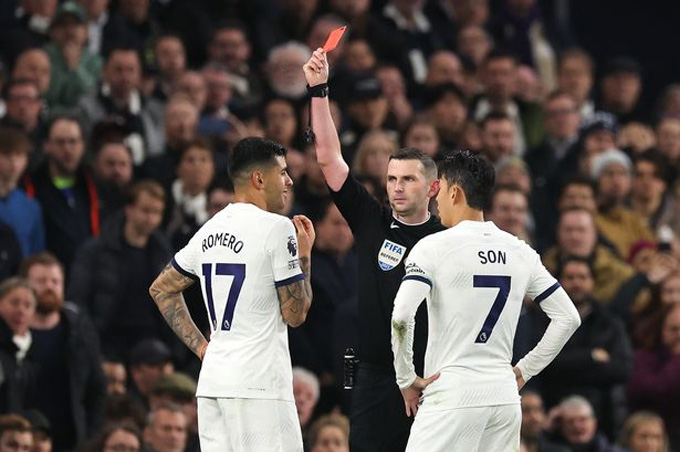 Trọng tài đã không ngần ngại rút ra chiếc thẻ đỏ trực tiếp đối với Cristian Romero trong trận Tottenham vs Chelsea